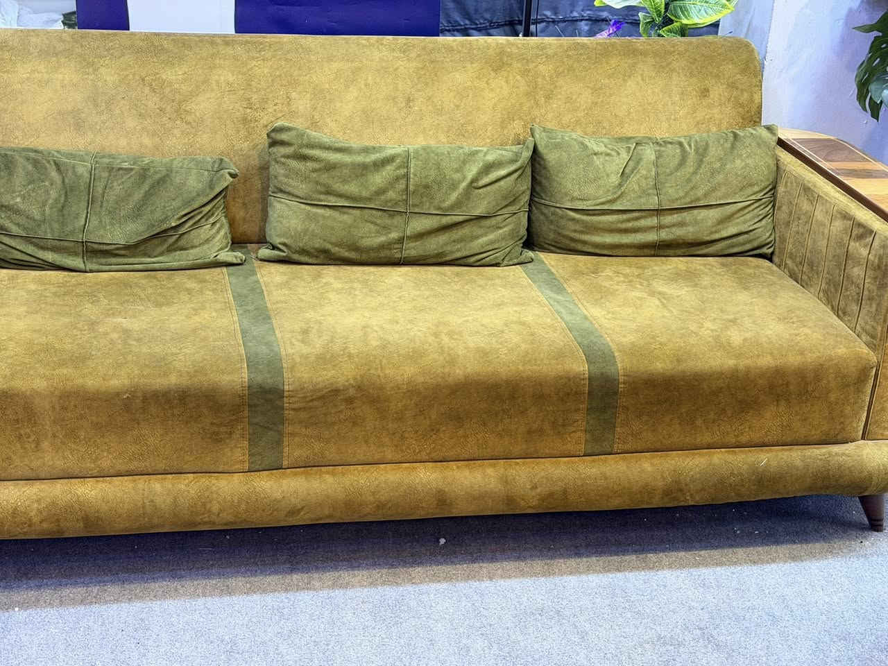 للبيع تخم وميز مكتبي عنوان بغداد ***********
