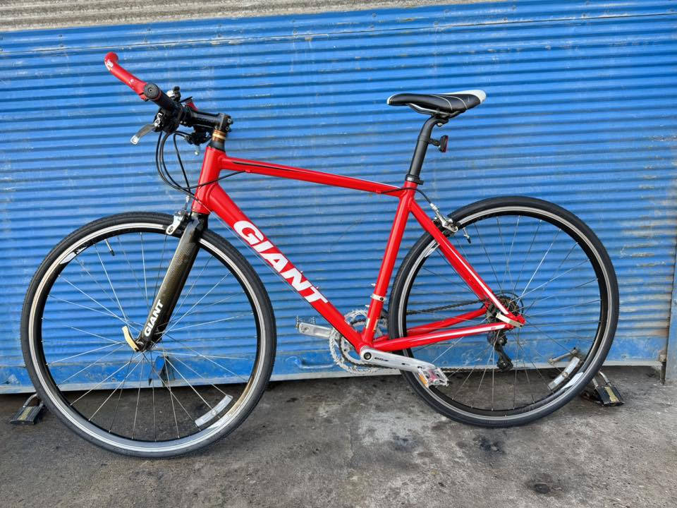 السلام عليكم اخوتي الغوالي رمضان كريم عليكم 
ان شاء الله 700 حجم 28 قياس M فريم 50 
ماركة (GIANT) غني عن التعريف معدنه المنيوم 
ماشه كربون فايبر سستم شيمانوا كلاريس خلفي 
امامي شيمانوا نمره  2/8  بدلات شيمانوا طبعن 
الدراجة صير رود وصير هجين من الجهتين وعل 
وضع الشركة بلادي نظافة 100/90 ولونهاا يخبل 
سعرهاا 250 الف وبي مجال بصيط اخوتي توصل 
*********** عنواني موصل تتوفر خدمة توصيل 
جميع محافظات العراق وتحياتي لكم جميعا ً
