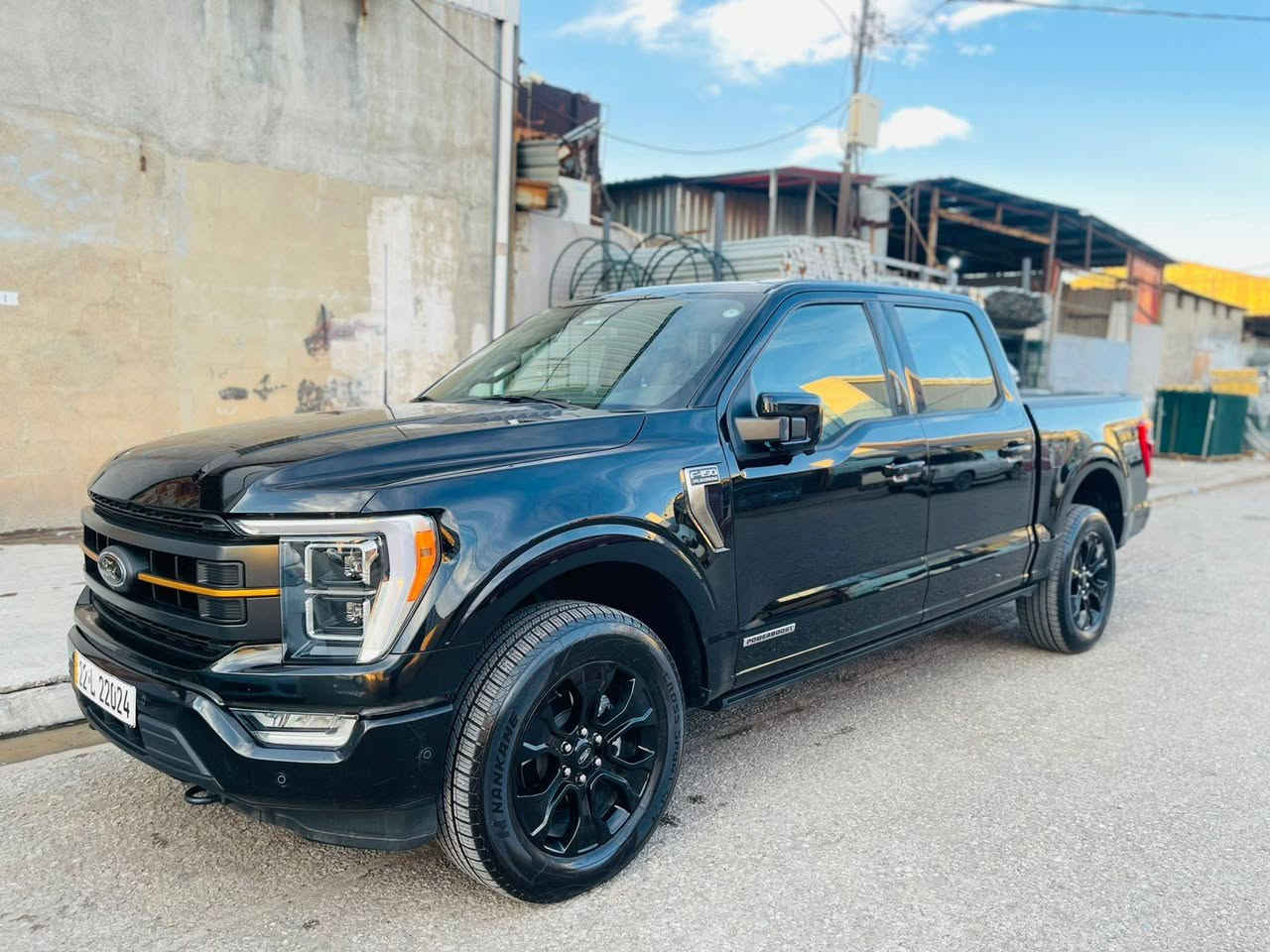 فورت F150 موديل2023بلاتنيوم بلك اديشن هابيرت سيارة فول فول واحد على واحد بيه ثلاث قطع مبدل بلادي يعني بدون صبغ محرك ست سلندر دبل توربو
شاشة ديجيتال 
و شاشة كبيرة يدعم كار بلاي 
تدفئة و تبريد كشنات الاماميه والخلفية فقط تدفئة 
رادار امامي و خلفي +++ جوانب 
دوسات كهرباء 
رادار الجوانب 
بانوراما 
كشنات خزن ميموري 
الجامة الخلفيه كهرباء 
دبل اكسل 
بيها درج بالبدي و ستاند لدعم الصعود
قبق بدي بلادي 3 طكات 
بدي نضيف حيل شركة 
بيها ادامة كامله من المحرك و الكهربائيات كلها بشرط 
من دعامية لدعاميه بشرط و بعد بيها مواصفات هوايه اكثر 
من 
الاوتو بارك 
و مكان كابل للشحن 
و شحن واير ليس 
ترايك للبصرة شرط بدون نقص....واي تفاصيل اخر اتصال علي رقم هاتف او وتساب علي نفس رقم
رقم هاتف.. *********** كركوك, العراق
