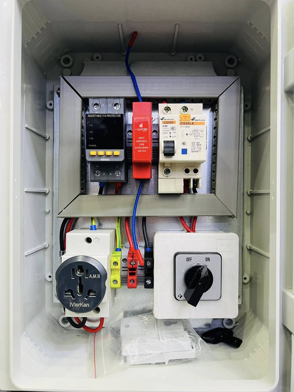 🔌 بورد حماية BYD
سوكت سويج صناعي أوربي والتايب الصيني لمقابس شواحن السيارات الكهربائيه – 16 A حقيقي
=========================
___________________________________________
((ملاحظه :-مستعدون لتصنيع اي بورد حمايه لاي نوع سياره كهربائيه وحسب طلب الزبون وما هو مناسب للسياره وحجم الامبيريه المستحقه))
~~~~~~~~~~~~~~~~~~~~~~~~~~~~~~~~~~>>>
=========================
حماية فائقة للشاحنات والمعدات الكهربائية
بورد حماية BYD مصمم لتوفير أعلى درجات الأمان والاستقرار الكهربائي، مع سوكت سويج أوروبي 16 أمبير يتحمل الأحمال العالية ويضمن أداءً موثوقًا في البيئات القاسية.

المميزات:
 • ⚡ حماية عالية من تقلبات الجهد والتيار

 • 🔒 أمان ممتاز للشاحنات والأجهزة الثقيلة

 • 🔌 سوكت أوروبي مع سويج – 16A

 • 🧱 متوفر بنوعين:—.       ١-بورد بلاستك
                                         ٢-وبورد حديد 
                                         ٣-بدي سركت IP65
                                          ٤_حجم ٣٠ *٢٠*١٥ سم
                                                      او
                                              حجم ٣٥*٢٥*١٧ سم

 • 🛠️ متانة وجودة تصنع للاستخدام طويل الامد مع ضمان       جودة المنتج

الاختيار الأمثل لمن يبحث عن الأمان والكفاءة مع جودة سيارات ال BYD والتكنولوجيا الحديثه

للطلب والاستفسار، تواصل معنا الآن

💎شركة وميض جمعة للصناعات الكهربائية Wameedh Almass Co. Electrical & Trading

📞 للتواصل:
المبيعات   —***********
المبيعات   —***********

واتس اب :————————
 
***********

العنوان :-بغداد / الشورجه / سوق الكهرباء 
مجاور جامع ابو التمن - شركة جمعه للصناعات الكهربائيه
