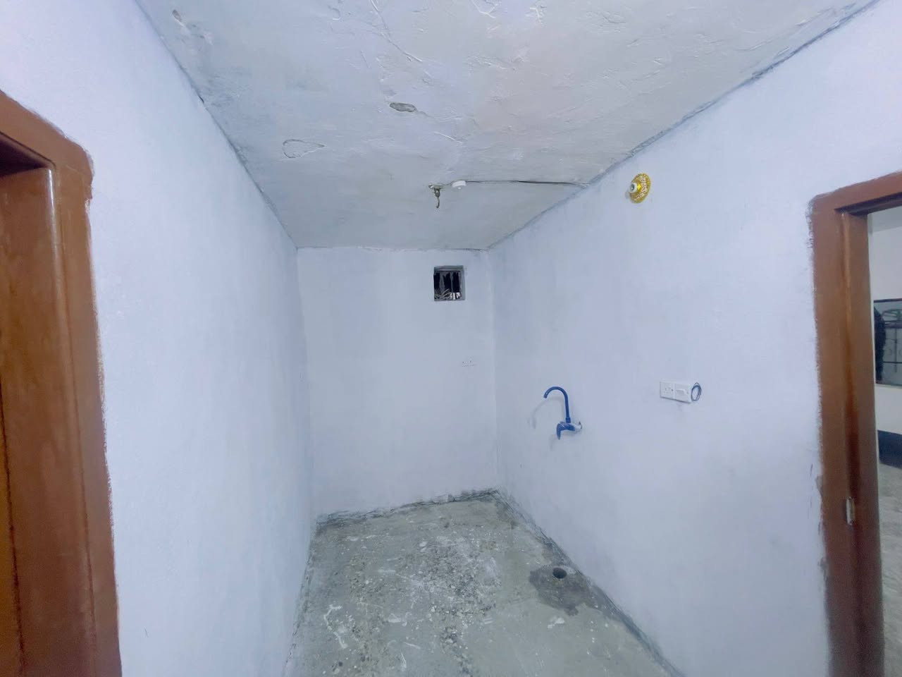 موجود بيت للاجار      مس100 مشتمل
البيت ترميم جديد كامل مكمل 
البيت ممر خلفي +غرفه +مطبخ +ستقبال طارمه صحيات وحمام خارجيات + مئسس مي جديد وكهربائيات جدد +كيزر جديد 
مكانه ابو سديره قرب المدرسه نجاه 
واتساب ***********/***********
