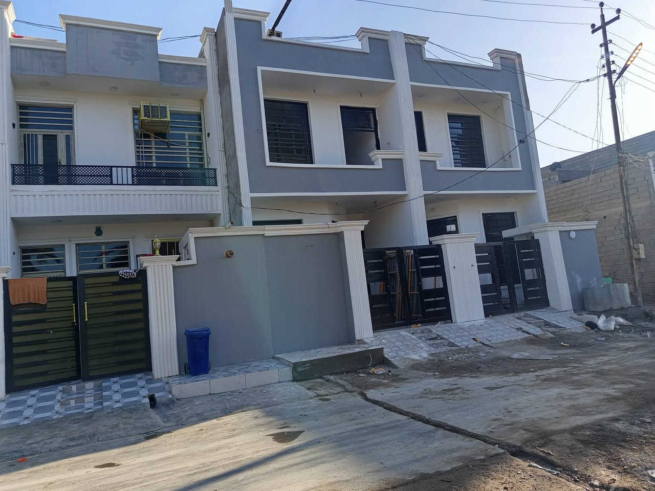 مشتملين للبيع قيد الانجاز طابقين متجاورات ركن١٠٠ م كل واحد طابو زراعي سند ٢٥ مكاتبه ووكاله تستلم ماء وكهرباء وتبليط وخط مولد وإنارة الاستلام  الاسبوع المقبل استقبال ومطبخ وصاله  وغرفة نوم وصحيات داخليه وخارجية والثاني صاله وغرفة نوم وصحيات ام العضام شارع السده خلف الصناعه الثالثه سعر الواحد ٦٣ مليون وبي مجال للشراي للاستفسار خاص او ***********
