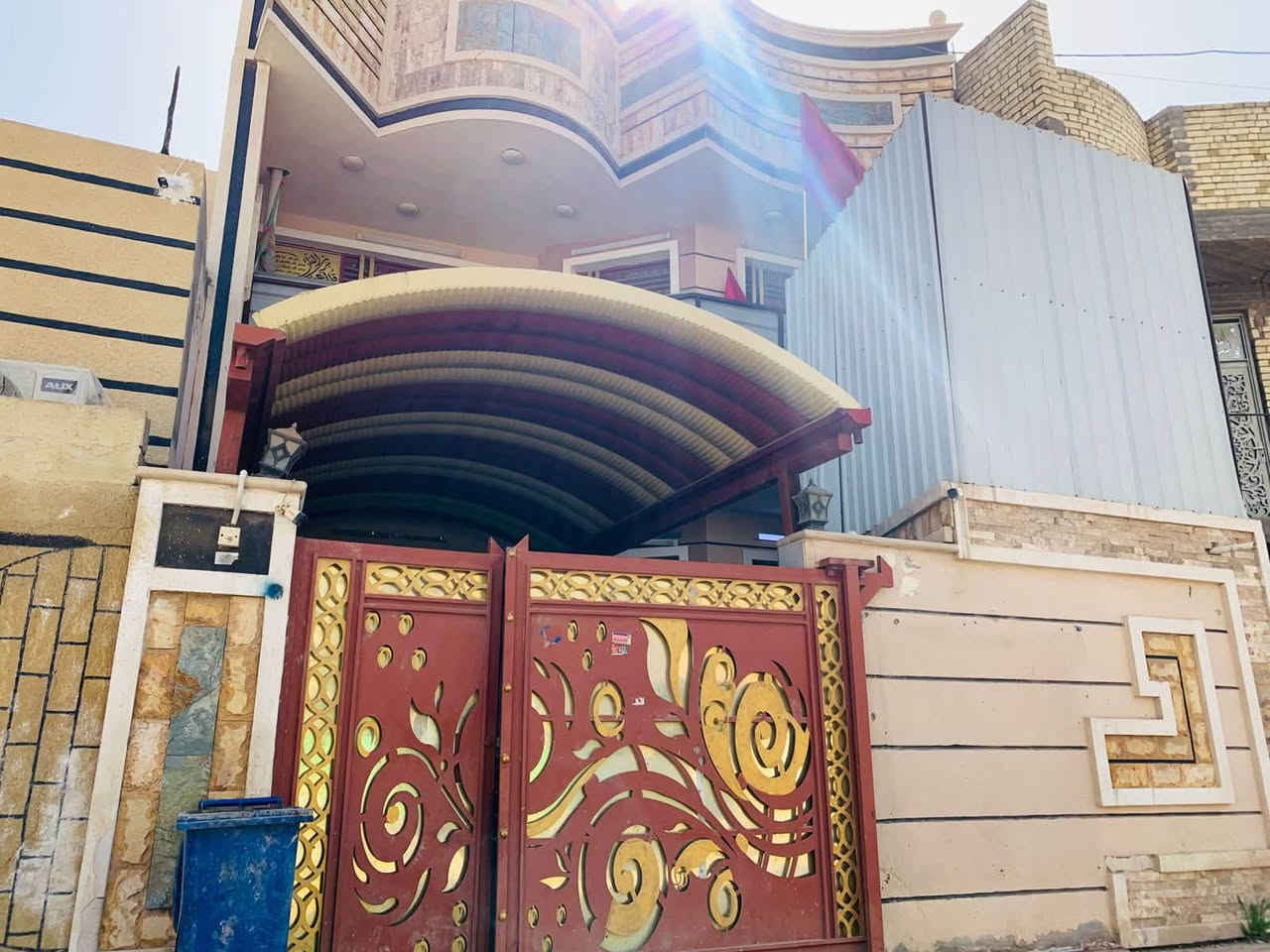 السلام عليكم شبابنه  الطيبين بيت للبيع طابو ملك صرف بغداد التاجي حى الحسن العسكري مساحة 150متر مسلح قاطين فول مواصفات بناء حديث طابوق 4غرف نوم واستقبال وصالة وحولى ومطبخ وحمام داخلي خارجي استارة كاشي واسيراميك جاهز شارع 20قريب على الحلاق احمد  ويرهم هوة والاثاث ورهم بدون اثاث ؟ غير متواجد  هنا تواصل بل  واتساب ***********
