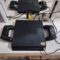 بلايستيشن 4 • ٢ جويستك أصلية • النعمانية