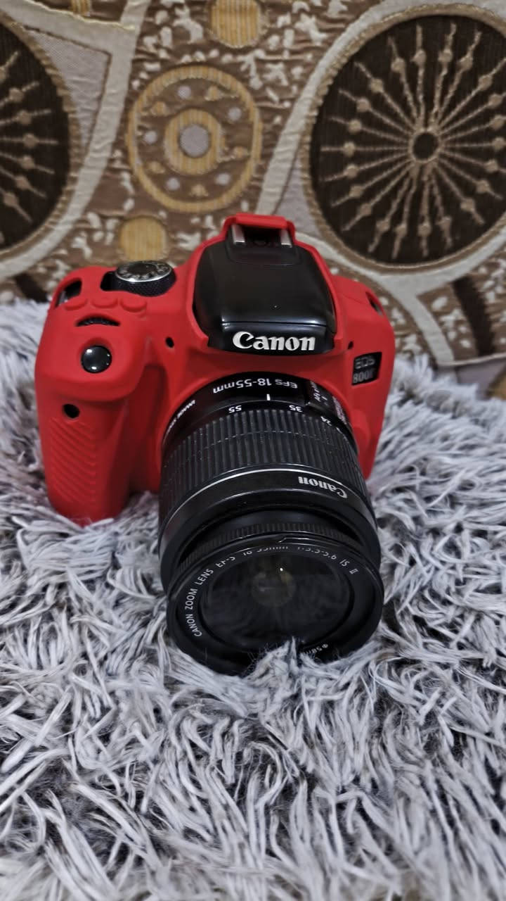 كاميرا كانون 800d للبيع مع جميع ملحقاتها نضافه فوول  للتواصل  ***********
(رام + بطاريات ثنين وحده منهن شحن تايبسي+ كفر حمايه + حزام + جنطه + عدسة 55m)  بسعر 750 

فوكس أسطوري وسريع: بفضل تقنية Dual Pixel AF، الفوكس فيها ذكي وسلس جداً في تتبع الوجوه والعناصر، سواء كنت تصوّر فيديو أو صوراً ثابتة.

شاشة الفلوغات المثالية: شاشتها تفتح بالكامل وتدور وتعمل باللمس، وهي الميزة المفضلة لصناع المحتوى ومن يصورون أنفسهم (Vlogs).

دقة ممتازة: تأتي بدقة 24.2 ميجابكسل وتصوير فيديو Full HD بـ 60 إطاراً في الثانية، مع ألوان كانون الدافئة والجميلة للبشرة مباشرة من الكاميرا.
