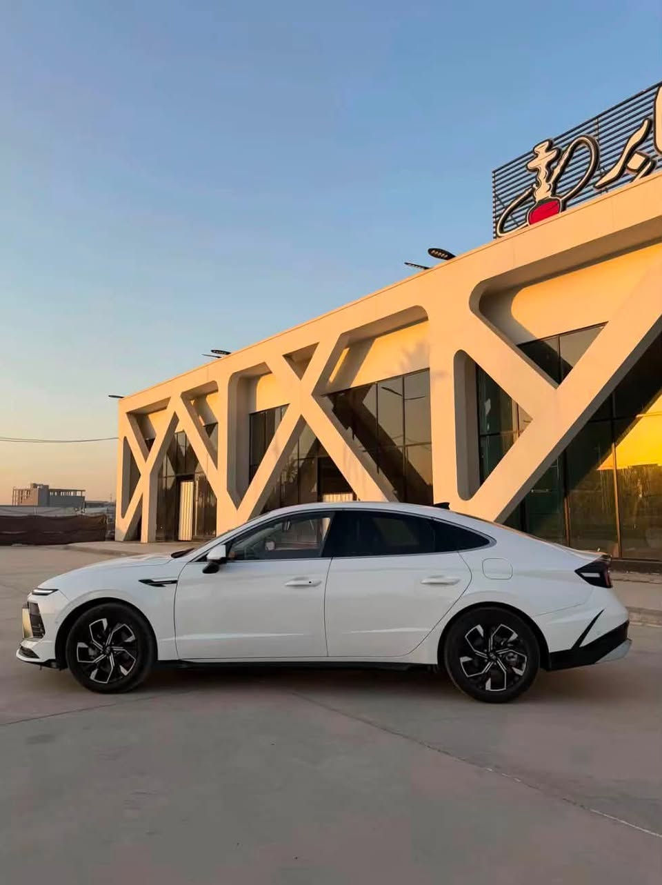 سلام عليكم
Sonata 2024

* السيارة وارد كوري.
* مواصفات السيارة:
* شاشة لمس.
* دعم Apple CarPlay وAndroid Auto لاسلكيًا.
* تشغيل السيارة عن بُعد.
* شاشة متصلة.
* تحكم إلى الأمام والخلف عن طريق بصمة السيارة.
* 3 وضعيات قيادة.
* كاميرات محيطية 360 درجة.
* رادار أمامي.
* كاميرا خلفية.
* مثبت سرعة ذكي.
* المحافظة على المسار.
* فرامل طوارئ أوتوماتيكية.
* مراقبة النقطة العمياء.
* كرسي السائق والراكب الأمامي كهربائي.
* حساسات أمامية وخلفية.
* صندوق ذكي عند الاقتراب.
* مسطرة خلفية LED كاملة على طول الشنطة.
* المحرك 1.6T.
* ممشى السيارة: 21 ألف كيلومتر.
* بدون رقم.
* صندوق كهربائي.
* السعر:165 ورقة، ويوجد مجال بسيط بالسعر.
* السيارة الجاملغ الأمامي والسكن مصبوغان فقط، صبغ بدون تعمير
للتواصل:***********
