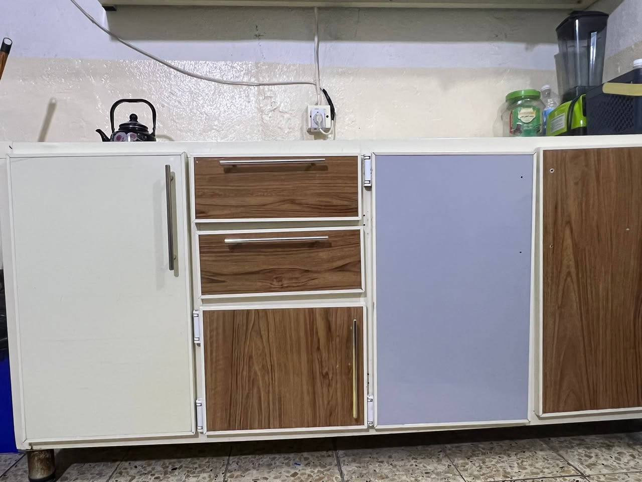 السلام عليكم للبيع كاونتر العرض ماله ٢ متر السعر ٢٠٠ الف وبي مجال مكاني بغداد الشعله للاستفسار   سبعة***********
