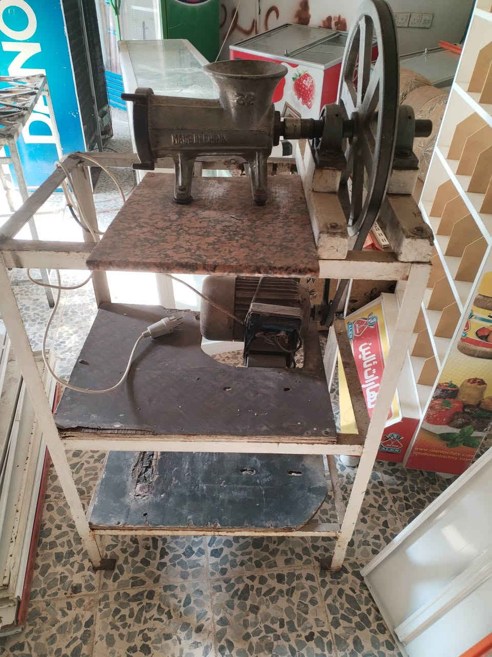 اغراض مطعم للبيع 
موصل  الايسر
***********
***********
