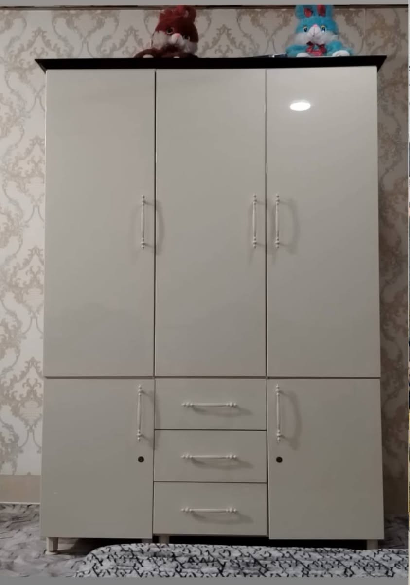 للبیع میز توالیت وه تخم نوم ٣ وه الکانتور بسعر مناسب رقم هاتف ***********
