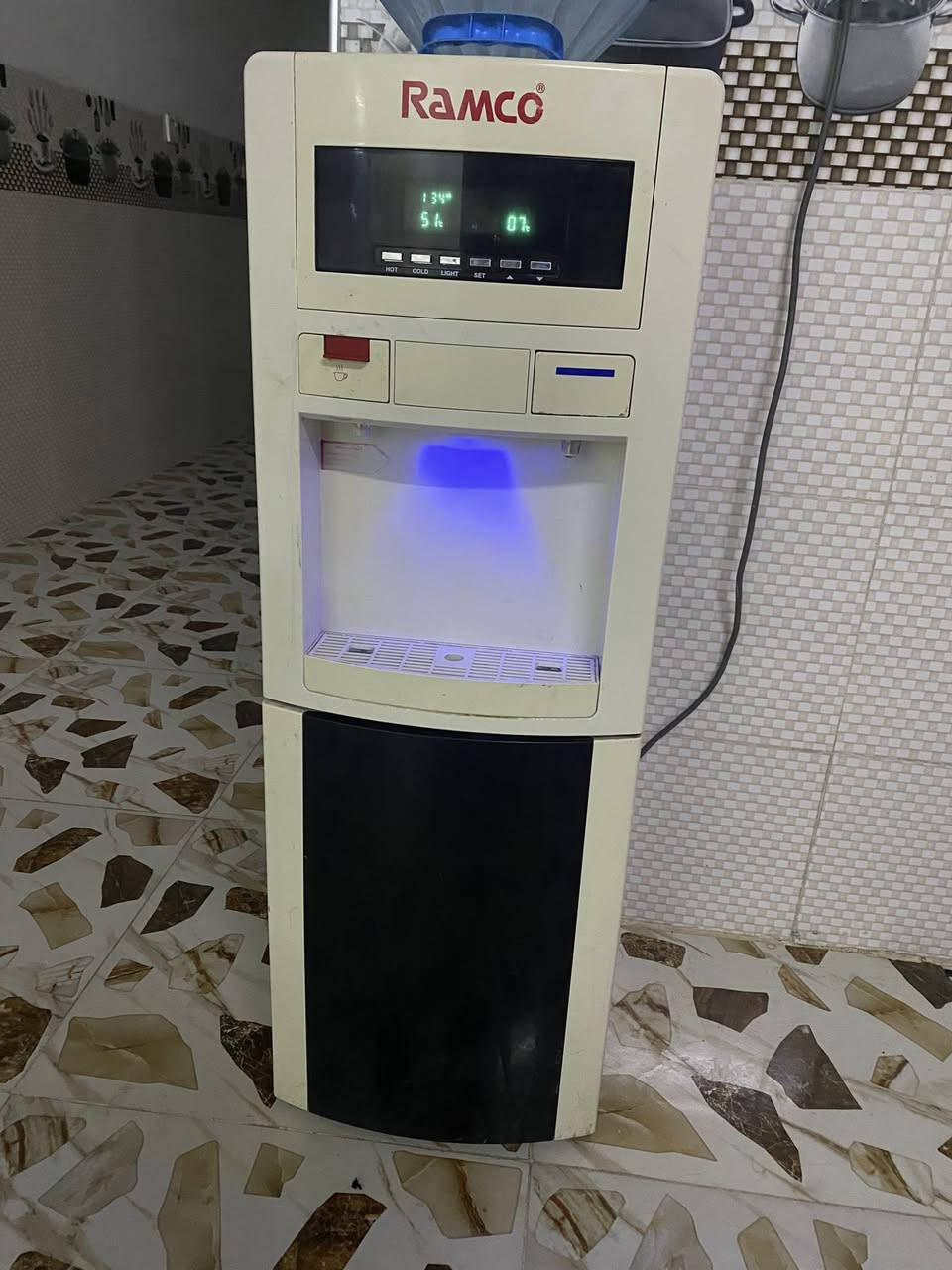 براد للبيع فول نظافه شغال حار وبارد وثلاجة بدون نقص بدون عيب ماواصل تصليح السعر ٥٥ الشراي يخابر ***********
