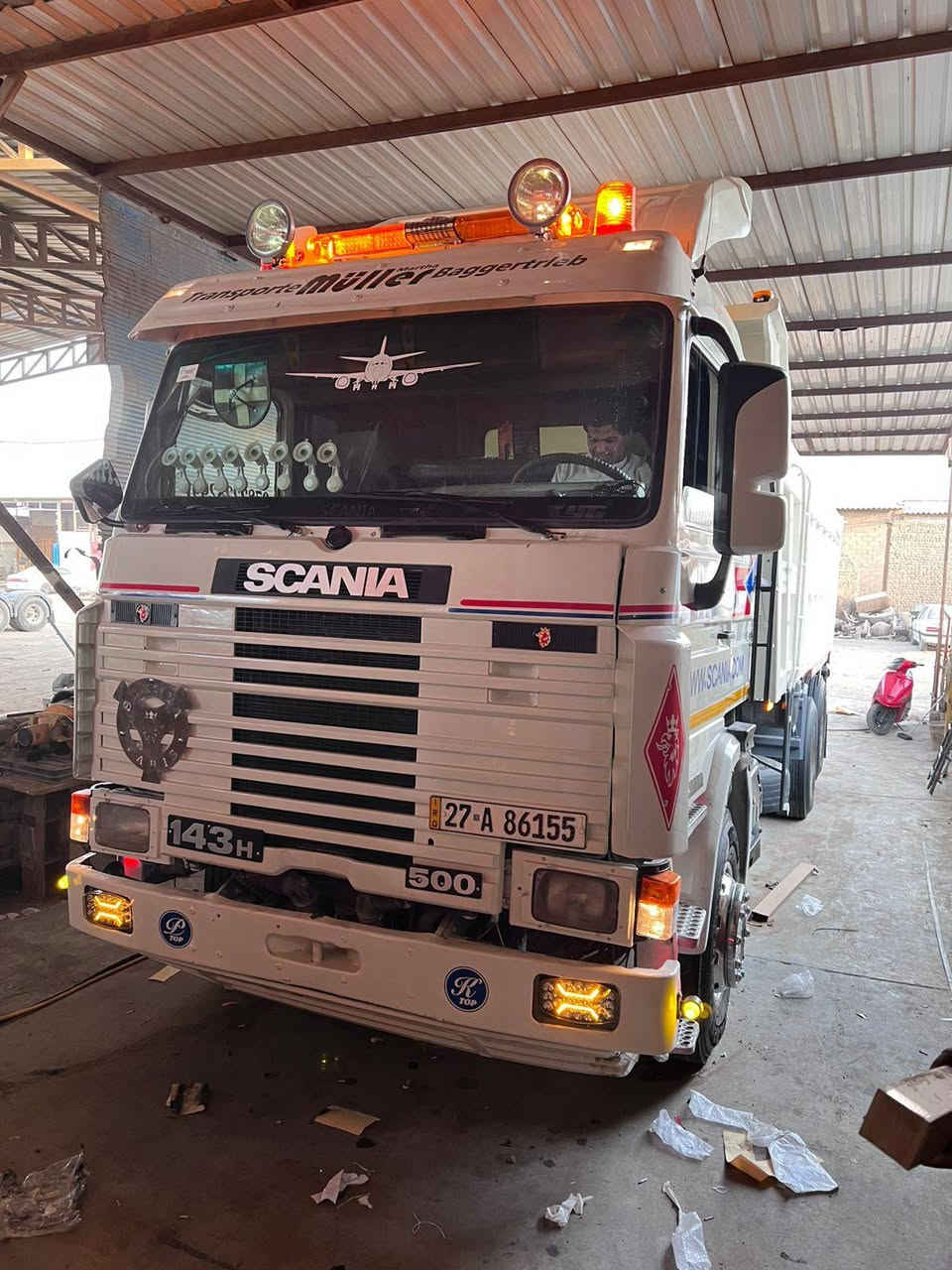 السلام عليكم سكانيا 43 مكينه 6 13 88 جير 9003 x 3 سياره جاهزه تخم تاير سنجل توبلس سياره سياره نظيفه جديده خير من الله وهذا رقم راعيها***********
