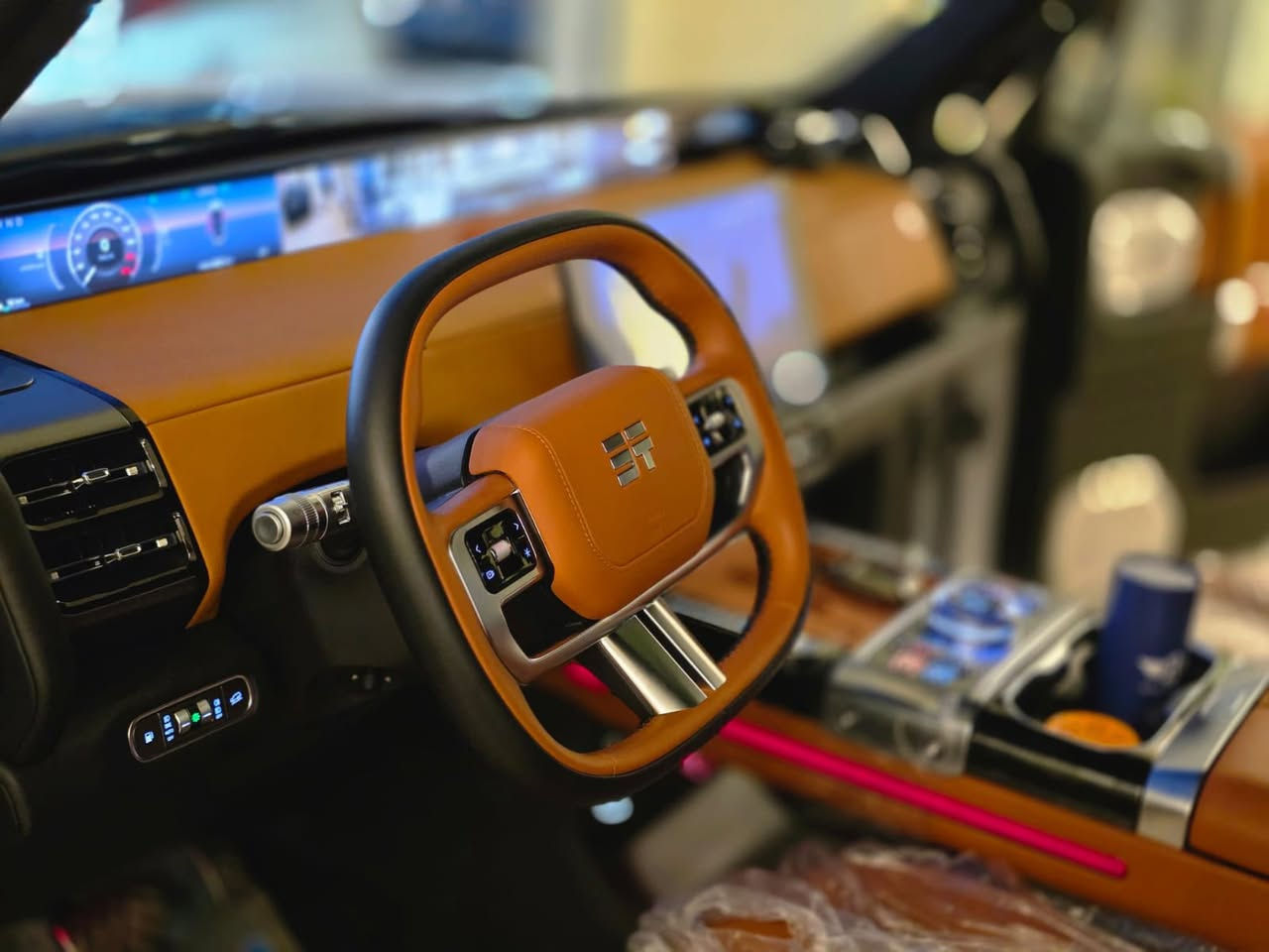 السلام عليكم 
جيتور G700 - 2026 Premium بريميوم 
العداد : 3,157km بعدها شبه الزيرو 
عنوان بغداد 
الهاتف : ***********

* محرك 2.0 تيربو + نظام هايبرد PHEV بقوة 904 حصان.
* دفع رباعي ذكي AWD.
* 6 مقاعد (2+2+2) كابتن بالصف الثاني.
* شاشة عدادات 35.4 إنج.
* شاشة وسطية 15.8 إنج.
* Apple CarPlay و Android Auto.
* نظام صوت Lexicon بـ 18 سماعة.
* تبريد وتدفئة ومساج للمقاعد الأمامية.
* شحن لاسلكي 50 واط.
* كاميرات 540 درجة مع رؤية تحت السيارة.
* مثبت سرعة راداري متكيف.
* مساعد الحفاظ على المسار.
* فرملة طوارئ أوتوماتيكية.
* Tank Turn (اللف بمكان السيارة تقريباً).
* Crawl Mode للأوفرود.
* عمق خوض ماء 900 ملم.
* تعليق هوائي Air Suspension مع تحكم بالارتفاع. citeturn0search2turn0search1

ومن الشغلات الحلوة أيضاً:

* ثلاجة داخلية.
* عطر مدمج للمقصورة.
* تحكم صوتي لأربع مناطق داخل السيارة.
* فلتر هواء CN95.
* باب شنطة كهربائي.
* Matrix LED Headlights
