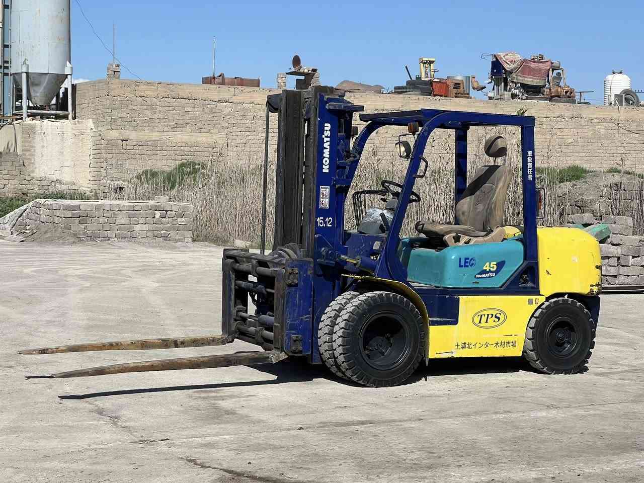 للبيع رافعة شوكية كوماتسو 2001
4 طن اونص جوب ناصي 5 حركات شغال 
محرك كمنز 6 سلندر  بشرط  منفيست 
سعر 110$ او بي مجال للاستفسار *********** ☎️
