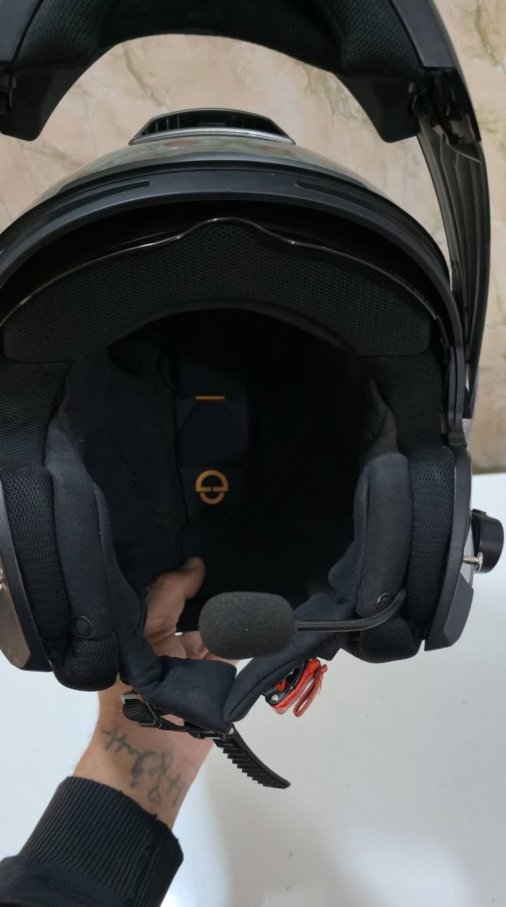 السلام عليكم خوذه ماركه عالميه ألماني قياس S مستخدم نظيفه جداا مع جهاز بلوتوث ابو الشاشه السعر 100 الف يوجد توصيل جميع محافظات العراق  ***********
