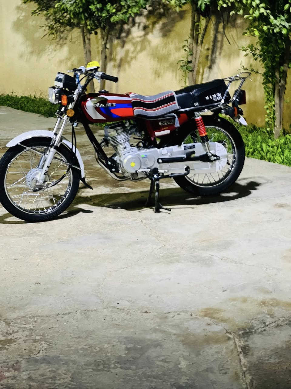 سلام عليكم شباب نامه 26 لبيع دراجه احله من صوره اخت زيور ماشيه ٣٠٠٠ دراجه تخبل الله شاهد تجي وشوف بعينك بعده وكيل المو شراي لا يتعبني من اكلك دراجه  زيرو يعني زيرو شلعه معدل خير من الله مانقصه شي ترايك وين متريد حتلو لبغداد لشراي يتفضل يتصل *********** وذا متحصلني متواجد وتساب 👍🏻.
