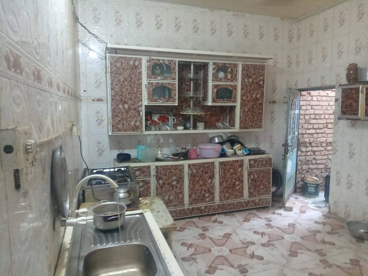 بيت للبيع مساحه 280عنوان يوق الشيوخ البطاط شارع  البث  خلف المدارس السعر ٨٨ يتكون صاله استقبال مطبخ عرف عدد ٣ منور وحمات وبراني ب استفسار اكتب تم وتصل واتساب *********** يوجد المزيد من البيوت داخل الحساب
