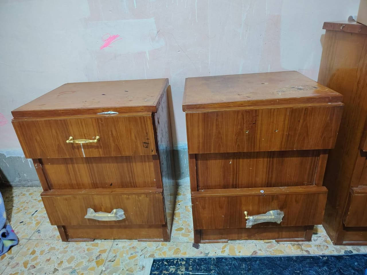 سلام عليكم
غرفة اخشاب صاج تباع كاملة او قطع منفصلة 
٣٥٠ الف وبيه مجال 
*********** بيه واتساب
