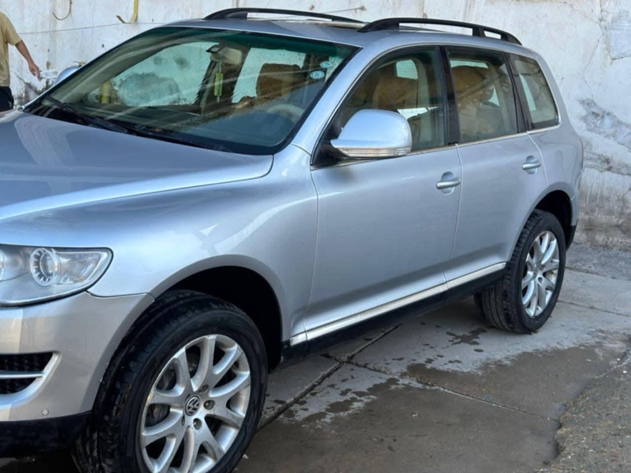 فولكس  واكن طوارق موديل 2007 السياره فول مواصفات
1فتحه سقف
2تحكم ستيرن
3كشن كهرباء +تدفئه تبريد
4تبريد قطعتين. 
5فور. ويل
6جنطه شفط
7سستم سماعت 9
8 بيه وضعيات قياده  الثلج الجبال  العادي الرياضي
9لايت زنون
10شاشه كامره دقه كلش عاليه

#ملاحضه السياره بدون حادث بيه صبغ بل جاملغ لامامي اثر شخوط فقط   سونار موجود
محرك 6 جديد لوك  تبريد تدفئه صدر  حداديه   كير كلو شرط

السعر خاص او اتصل وبخدمتك 
***********
مكان اسياره تكريت
