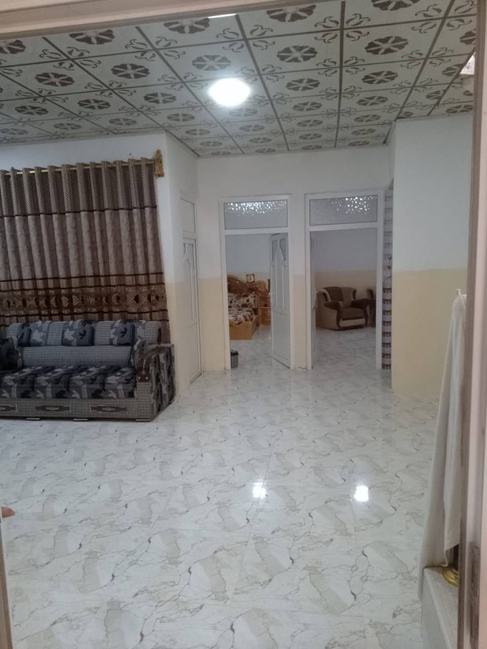 السلام عليكم بيت للبيع في منطقه القوسيات قرب المدرسه الصينيه المساحه 240 متر غرفتين هول إستقبال صحيات مطبخ حار بار كهرباء ماء كرت بلديه باسمي الإتصال على الرقم (***********) (***********)
