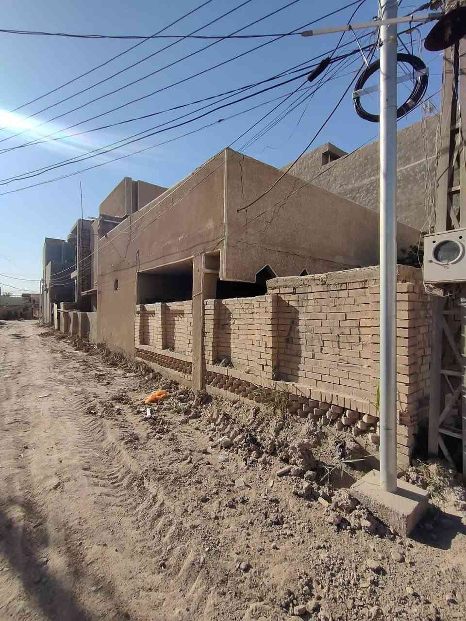 بيت للبيع في بابل / حي العسكري – شارع 80
المساحة: 220 متر مربع.
البيت قديم ويتكون من 4 غرف،
صالح للسكن حالياً، كما يعتبر فرصة مناسبة لمن يرغب بالهدم وإعادة البناء حسب التصميم الذي يريده.
المواصفات والخدمات:
عرض الشارع 20 متر
داخل فرع وقريب جداً من الشارع العام
تتوفر خدمات المجاري
إنترنت ضوئي (فايبر) متوفر
المنطقة مشمولة بالتبليط قريباً
نوع السند: طابو صرف (ملكية تامة).
السعر: عند التواصل.
للجادين فقط التواصل على الخاص أو الاتصال على الرقم: (***********).
