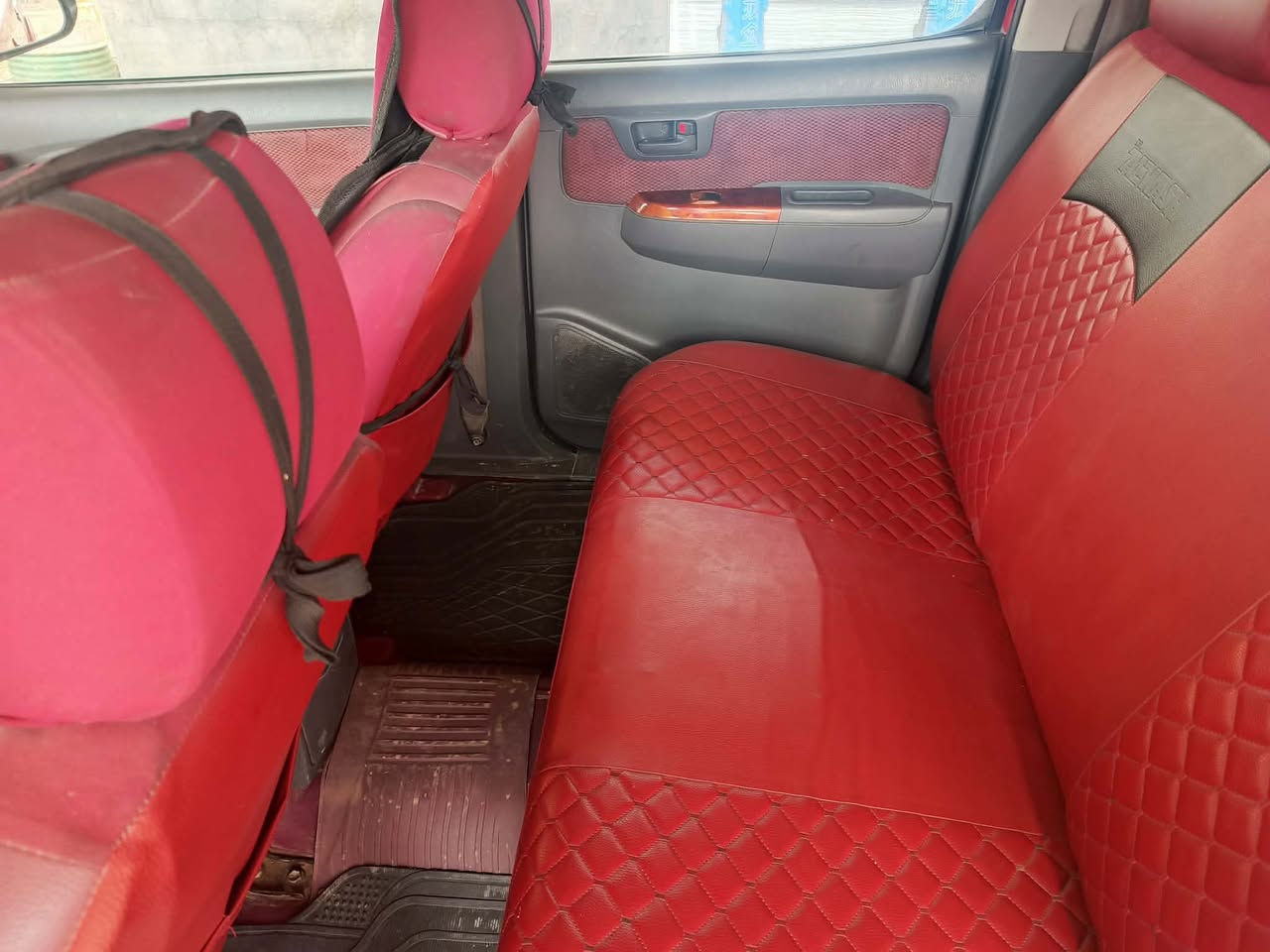 سلام عليكم تيوتا هايلوكس 2013 عالي فور ويل ماشيه 280الف فئة سياره AR5افضل فئه سياره كفاله عامه بس جكات بسيطه بيه  سعر 220ورقه وبيه مجال بسيط  مكان بابل جبله رقم للاستفسار: ***********
