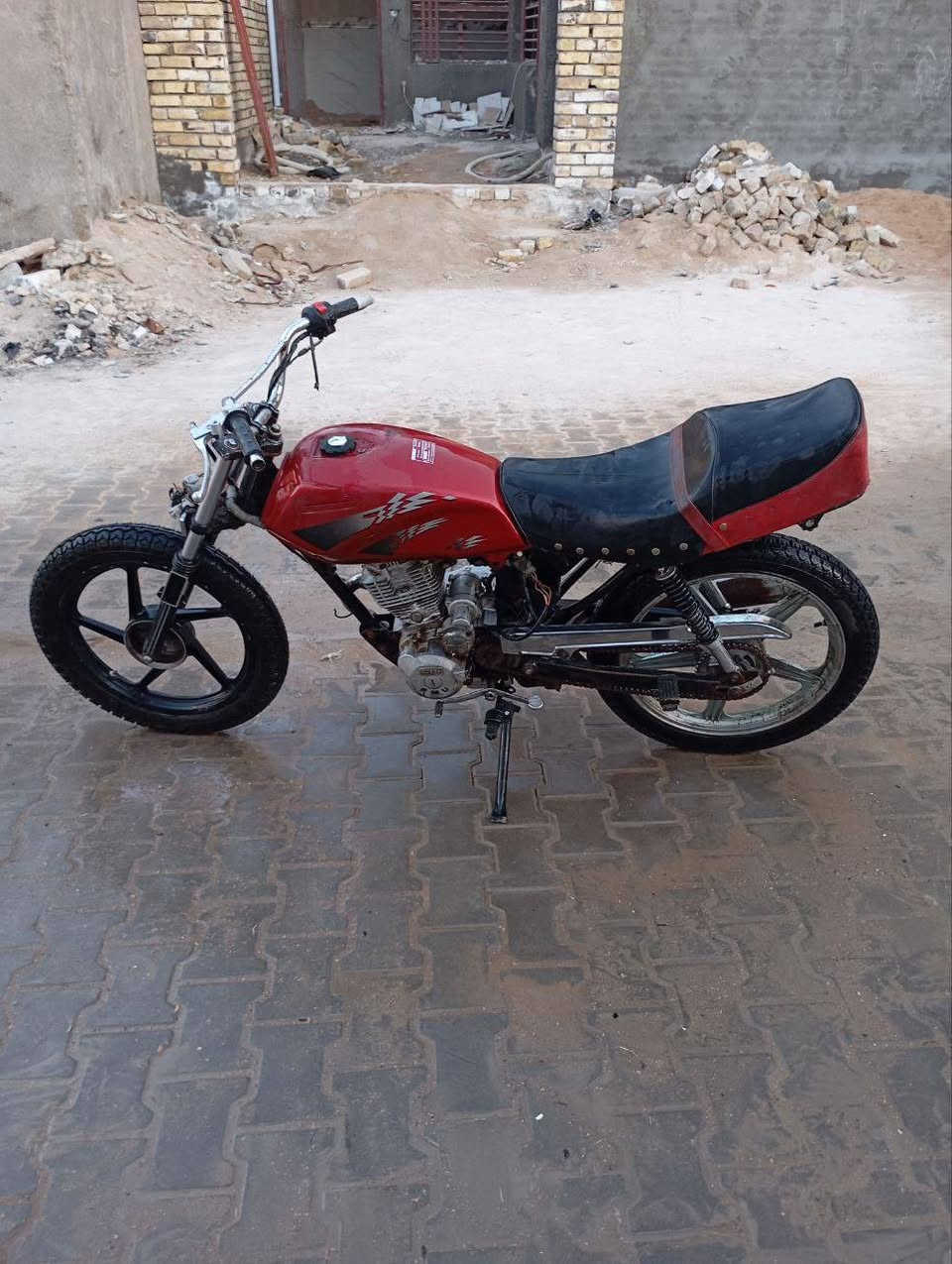 السلام عليكم 
شباب دراجه للبيع خمسه گير كلك كلك كلك 
دراجه شوفت عينك يرادله ترتيب قليل
المحرك شرط لا يبخر ولا ينقص تجي او 
تفحص او دراجه بيها شلعه شرط  المكان النجف ناحيه الرضويه 
السعر (250) وبيها مجال للطيبين رقم ***********
