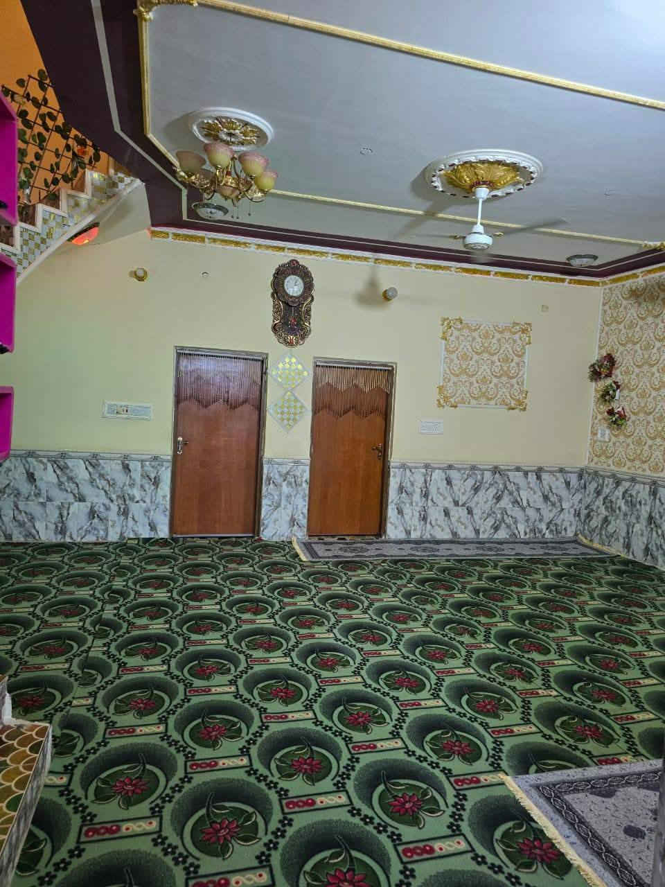 البيت للبيع مساحته 250
بيت متكون من غرف 2(6*4)
صاله(5*8)  استقبال(7*4)مطبخ(5*4)
 منور+ حمام داخلي + حمام خارجي 
موقع البيت //شارع أربعين قرب مكتب عادل حاشوش
السعر خاص 
الاستفسار الاتصال على هذا الرقم ***********
