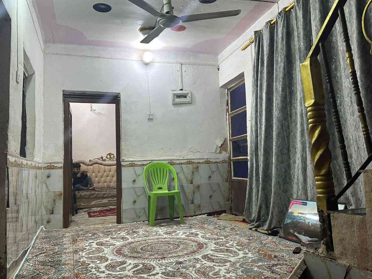 دار للبيع 100مربع حي الوحده الاولى قريب على شارع الزهور بناء وسط طابق واحد بي غرفه وبراني وصاله وصحيات داخليه و خارجيه ومطبخ للتواصل ***********
