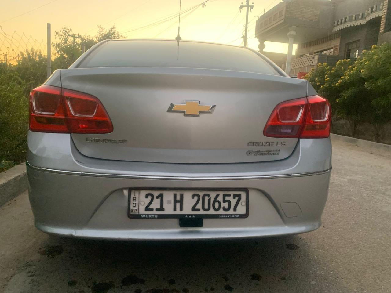 السلام عليكم ورحمه الله
شوفرليت كروز 2017 خليجي محرك 1800 المرغوب 
مواصفات Ls
تحكم ستيرن
اشاير بالمري 
تبريد ثلج  
وعليها ادامه من نوزلات وبلكات ومي احمر كله اصلي 
السياره كله بانزين محسن مشايفه العادي 
السياره جديده على ايدي 
رقم سليمانيه الدولي بأسمي بيها صبغ جاملغ فقط وسونار  المندلاوي  
ترايك البصره 
السعر 102 وبيها مجال قليل مكاني بغداد حي الاعلام 
رقم الهاتف *********** 
او واتس ***********
