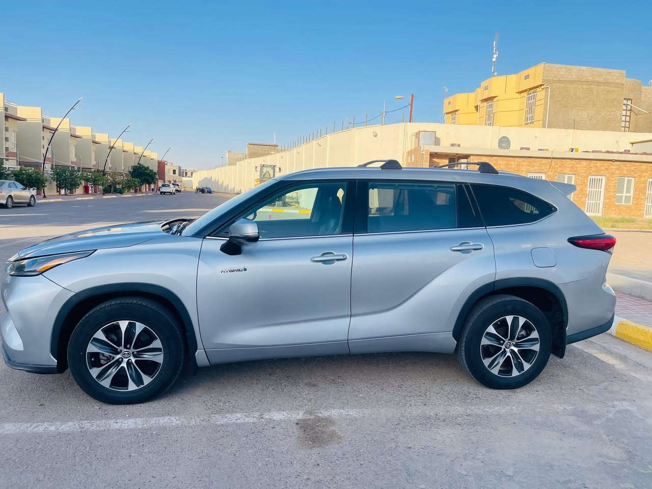 السلام عليكم 
هايلاندر موديل ٢٠٢١
فئة XLe  فول مواصفات 
هايبرد/ ٤ سلندر ٢٥٠٠/رقم بغداد دولي 
السونار  مرفق بالمنشور 
سيارة باسمائنا وتحويل مباشر
السعر٢٥٥ وبيها  مجال بيع او مراوس بموديل أقل 
مكان السيارة الانبار _الرمادي 
*********** واتساب
