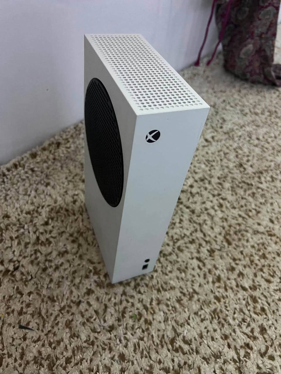 اكس بوكس سيرس اس
اصدار 22 
لوك ستيكر ما مفتوح ولا داخل صيانه 
كامل ملحقه 
مع جوستكات ثنين اصليات 
السعر 450 
مكاني بصره وعندي توصيل لجميع المحافظات 
تواصل واتساب ***********
