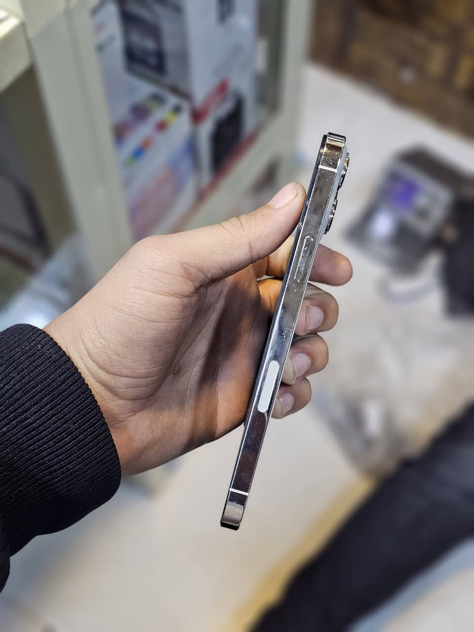 ايفون ١٣ بروماكس
ذاكرة 512 
بطارية ٨١
دبل سيم 
مبدل شاشة وكاميرا
السعر ٥٠٠ الف وبيه مجال 
***********
