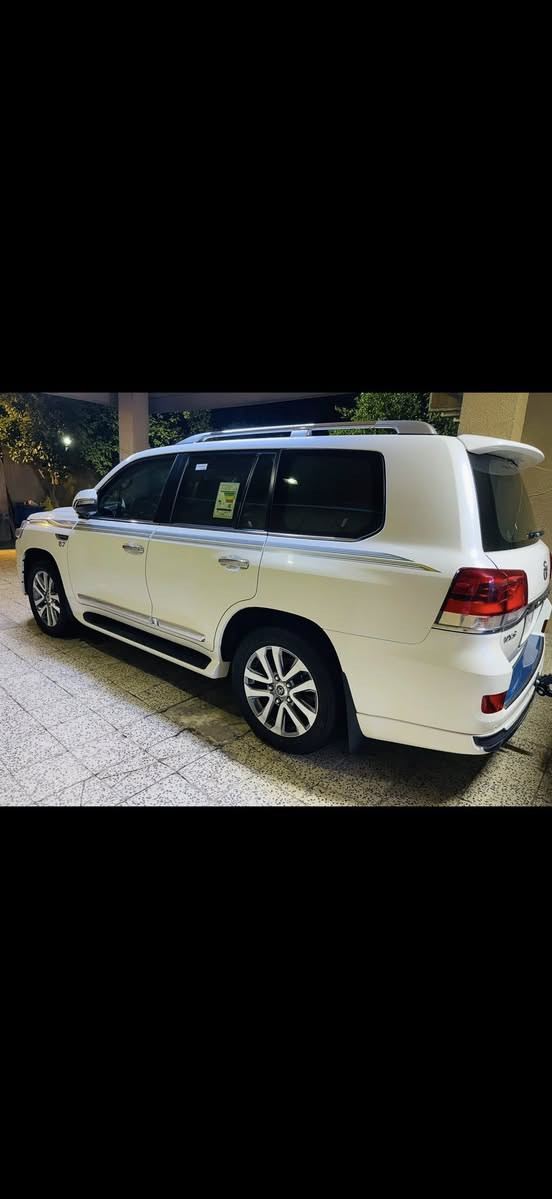 السلام عليكم للبيع لاند كروز موديل 2021جديده ماشيه 20 الف حقيقي محرك 5700 بريم باب اول اعله فئه VXS على وضع الشركه لك السعر 85 يعني ثمن شدات ونص للاستفسار *********** بغداد
