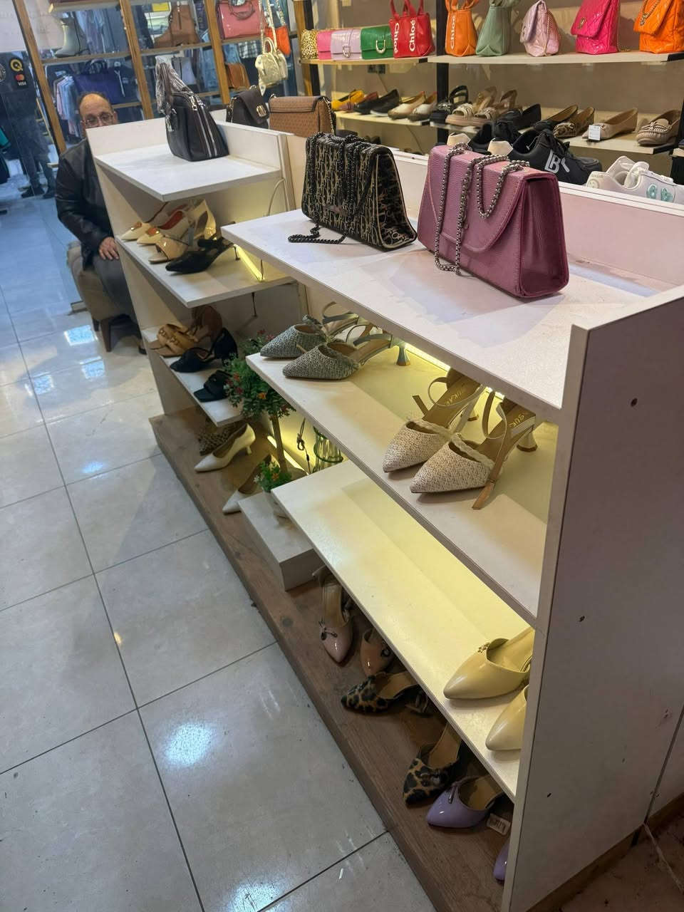 سلام عليكم من رخصة الادمن
عندي هاي فاترينة تفصال مثل ما موضح بالمنشور فدشي كلش مرتب وراقي للي حاب يتواصل علمودهة التواصل دايركت او على الأرقام *********** او *********** موجود واتساب
