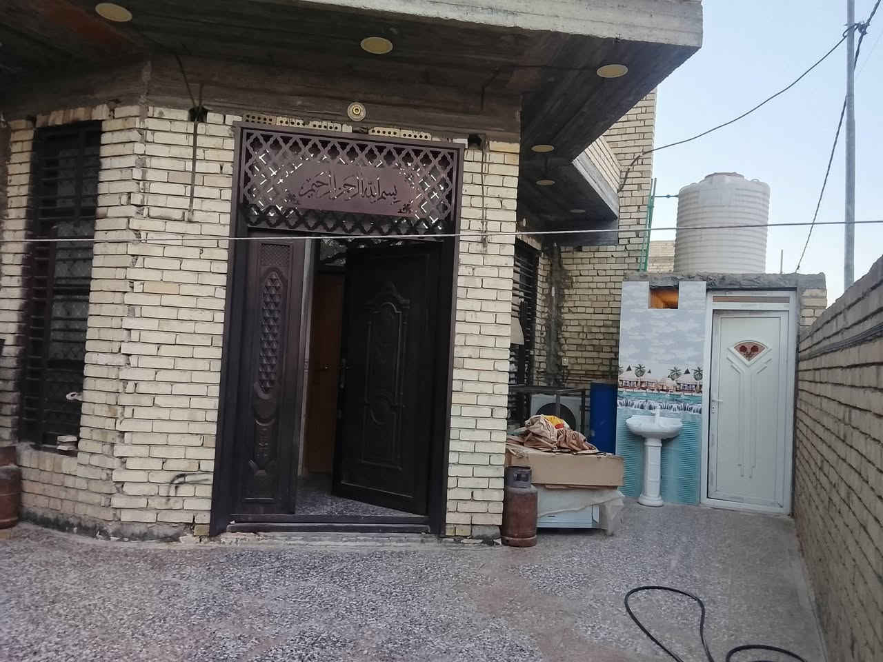 السلام عليكم 
بيت بالموضفين مساحة 250 متر 
اربع غرف نوم خلف شارع 30
أربع مجاميع صحيه للاستفسار الاتصال ***********
