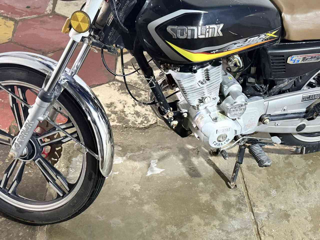 سلام عليكم دراجه سفان سونك  رقم تحويل ثاني يوم  موديل 2022طالعه بل 2023يعني مختمه 2023او معمره 2026
الدراجه خير من الله شلعه فول السعر مليون او خمسين مو شراي لا تراسل ***********
