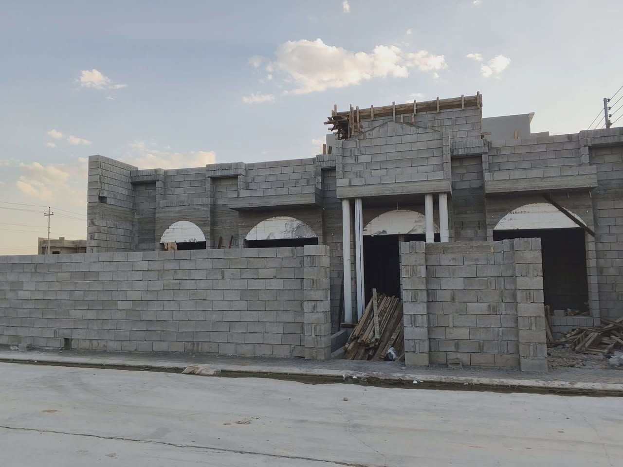 هيكل للبيع مساحة ٢١٠ متر ركن واجهة ١٦ العمق ١٣ واجهة كلاسك يتكون من غرفتين نوم كبيرة وهول كبير واستقبال كبير ومطبخ ومشتملات داخلية وخارجية مع حديقة بمساحة ٩×٤ وكراج سيارة بيتونة ستائر سياجات قصطل كامل 
العنوان مجمع نوبل الثاني خلف الملعب شوراع صب  ماء كهرباء 
السعر ٤٦ مليون وبي مجال 
***********
