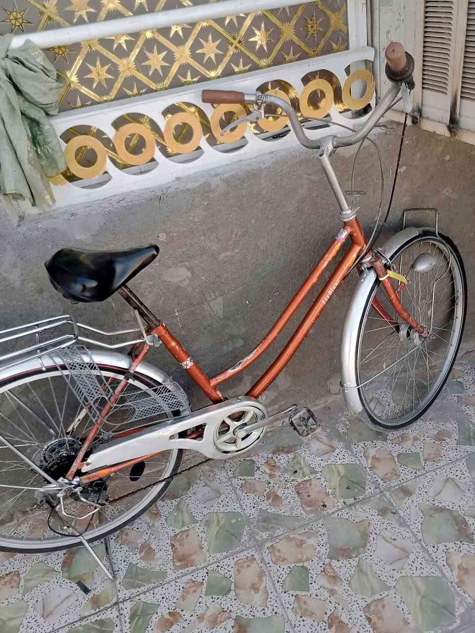 سلام عليكم بيسكل للبيع ياباني حجم 26 كير وحساس شغالات فول بيسكل نضيف تيرات وجوابة  جدد والويالة موس بيسكل فقط الشة بيعة شوية جراد مبين بل صورة سعر 70 مكان حلة نيل مقابل كوين بارك *********** واتساب
