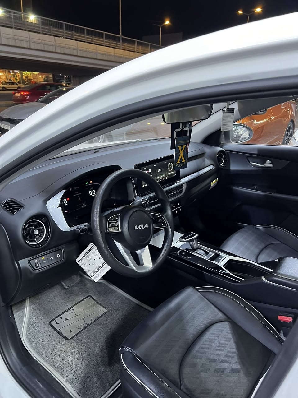 السلام عليكم
K3 موديل 2025 
ماشيه 17 
فول مواصفات 
داخل اسود 
شاشه جبيره 
تحكم استرن 
حساسات امامي او خلفي 
شحن تايبسي 
سلايت روف
اوتو هولد 
اربعه وضعيات قياده 
السياره مكفوله كفاله عامه 
مكان السياره الانبار 
رقم الهاتف ***********
السعر152  او بيها مجال بسيط
