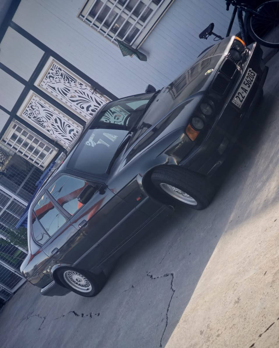 السلام عليكم 

للبيع BMW 525i موديل 1991
سياره إيد واحد ماشاء الله مال جناي 

🔹رقم أربيل رقم و هزه و سنويه جديده 
🔹 بخ عام جمالي فقط بدون معجون بدون جاكوج 
🔹تبريد 
🔹كير اوتماتيك 
🔹تدفئه
🔹تخم تايرات جديده 
🔹غرفه جلد على وضع الشريكه 
🔹قفل مركزي 
🔹جامات كهربائيه
🔹بجم صقر٩٥ 
🔹كير و محرك بشرط بدون صرف او نفخ 
🔹سلايت 
🔹لايتات صليب دخاني على وضعيت الشريكه 
🔹سياره ترايك من زاخو للبصره
🔹تحويل غرامات بشرط سياره بسم الشيخصي 
🔹السياره بدون مصرف ما تصرف عليه ربع تصعد و تسوك 
🔹السعر ٧٨ و مجال بسيط 

مكان السياره دهوك شيخان *********** رجاء مو شراي لا تخابر التفاصيل موجوده كامل و السياره احلى واقي من الصوره
