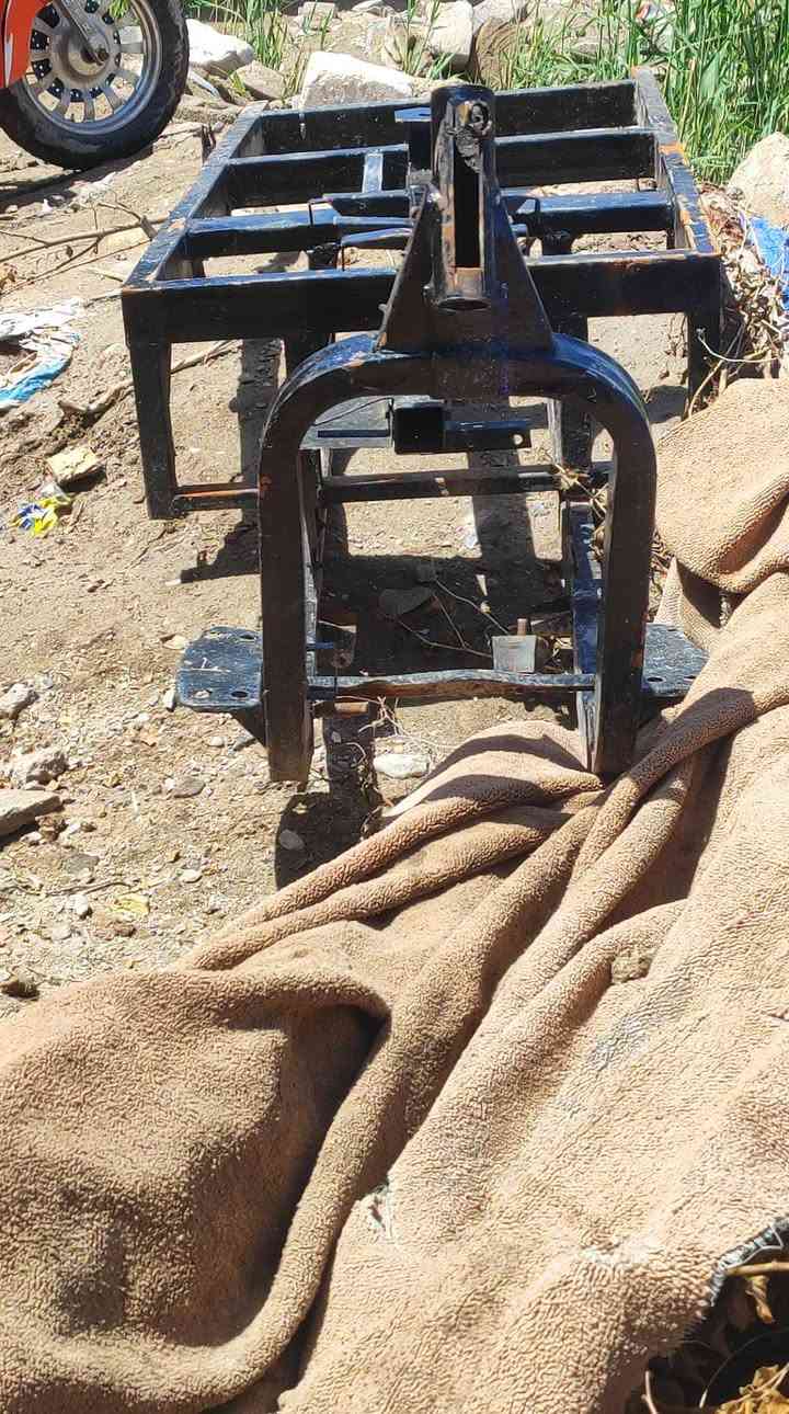 سلام عليكم شباب شاصي ادوات للبيع شاص نظيف مصبوغ وكامل المكان البصره قضاء المدينه رقم ***********
