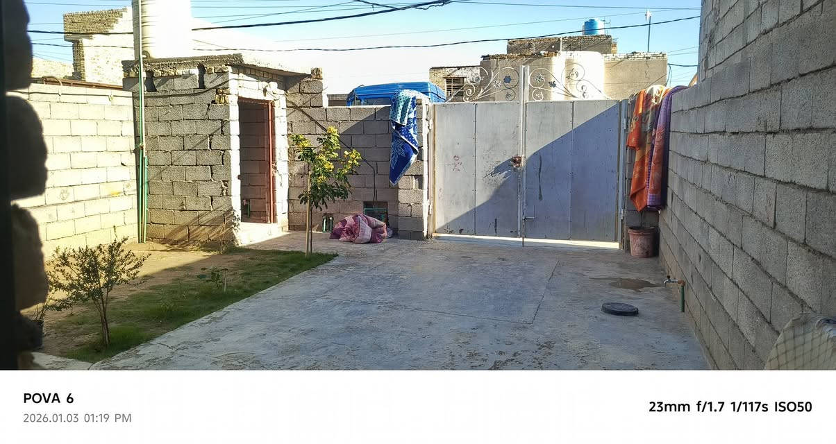 السلام عليكم بيت الكوت الجديدة شارع القوس قرب مكتب دلالة  لبهادلي  مساحة 190م لاساس رفته وبناء طابوك غرفتين وصاله ومطبخ وستقبال وكراج وحديقه السعر 37 وبي مجال
***********
