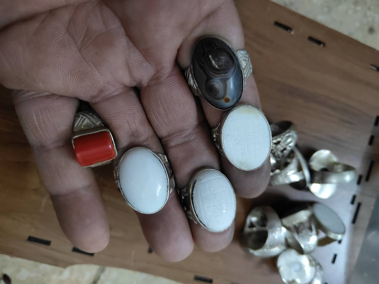 سلام عليكم محابس لبيع فضه خفيفه سعر الواحد 25  مكاني ميسان ***********
