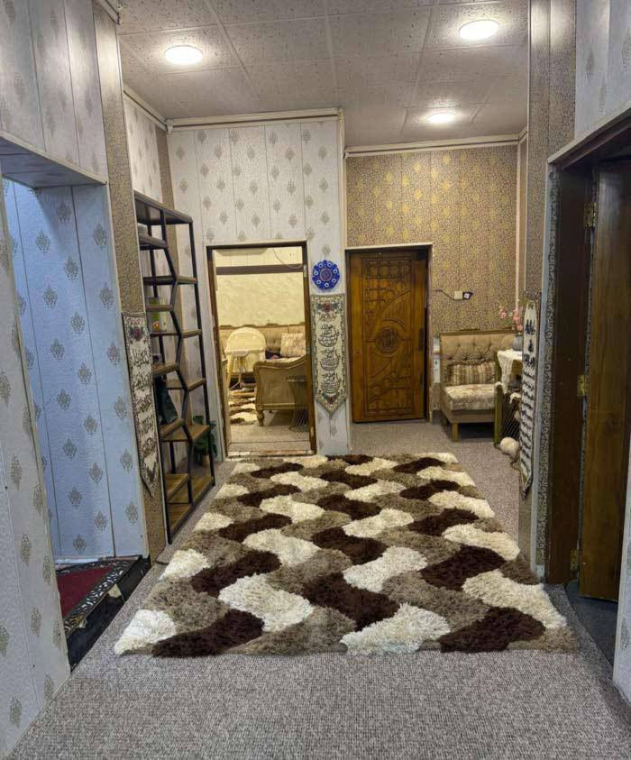 اعلان رقم 2
منزل اسثماري يحتوي على شقتين كل وحده 100متًر الشقق كل وحده تحتوي على غرفه وصاله وصحيات
البيت الارضي يحتوي على 4غرف منام
ويحتوي على صاله واستقبال
وصحيات 
البيت طابو صرف 
القبله حي الجامعه قرب مستشفى طفل سعر البيت 360 قابل للتفاوض
*********** الإستفسار
