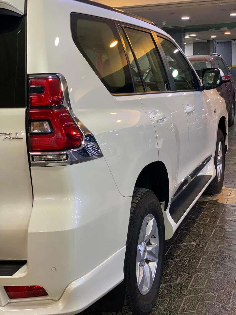 تويوتا برادو موديل  ‎2023
سيارة زيرو 
ماشية 12000
 مرقم بغداد شبه مميز بأسمي
ا‎السيارة خاضعة لضمان شركة تويوتا العراق (3)سنوات 
مكفولة
6 سلندر - TOYOTA PRADO TX.L    
‎- فتحه سقف سلايد روف 
‎- بصمة دخول و تشغيل 
حساسات خلفية‎ -   مقاعد جلد بيجي
‎- كاميرا خلفيه 
‎  -     شاشه لمس 
‎- مرايا كهرباء 
‎- مثبت سرعة  crose 
 دبل تانكي ‎- إضاءة LED 
- AUX, BLUETOOTH 
‎- شاحن لاسلكي 
‎- ثلاجة
‎للاستفسار اكثر
رقم صاحب سيارة ***********
السعر 5 دفاتر و5 أوراق
