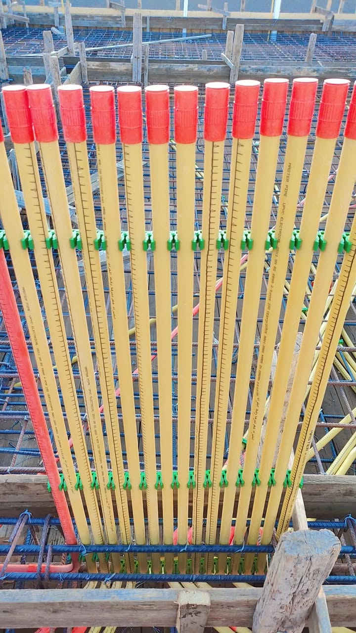 🏗️ تم بحمد الله إنجاز مرحلة نشر سقف منزل بمساحة 300 م² وفق أعلى معايير التأسيس الكهربائي.
نفذ كادر الماستر للتأسيسات الكهربائية ولوحات السيطرة جميع الأعمال اعتماداً على المخطط الهندسي المعتمد من قبل المهندس المختص لضمان الدقة وسهولة الصيانة والتوسعة مستقبلاً.
🔸 تم استخدام البوري الأصفر (بور الماستر) في جميع مسارات التأسيس لضمان الجودة والمتانة.
وشملت الأعمال: ✅ تأسيس منظومة إنارة الجبس بورد والبروفايل لايت. ✅ تنفيذ Bar Supply خاص بالبروفايل لضمان توزيع احترافي للإنارة. ✅ تأسيس منظومة ستلايت مركزية لجميع أنحاء المنزل. ✅ تأسيس منظومة إنترنت مركزية. ✅ تأسيس منظومة كاميرات مراقبة بعدة نقاط تغطي جميع أجزاء المنزل. ✅ تنظيم جميع المسارات وفق الأصول الفنية والهندسية.
نحرص دائماً على تنفيذ أعمال تأسيس احترافية تكون أساساً آمناً ومرتباً لسنوات طويلة، مع الالتزام بأدق التفاصيل وجودة التنفيذ.
كادر الماستر للتأسيسات الكهربائية ولوحات السيطرة
📞 ثقتكم هي عنوان نجاحنا.
للاستفسار الاتصال على 
***********
