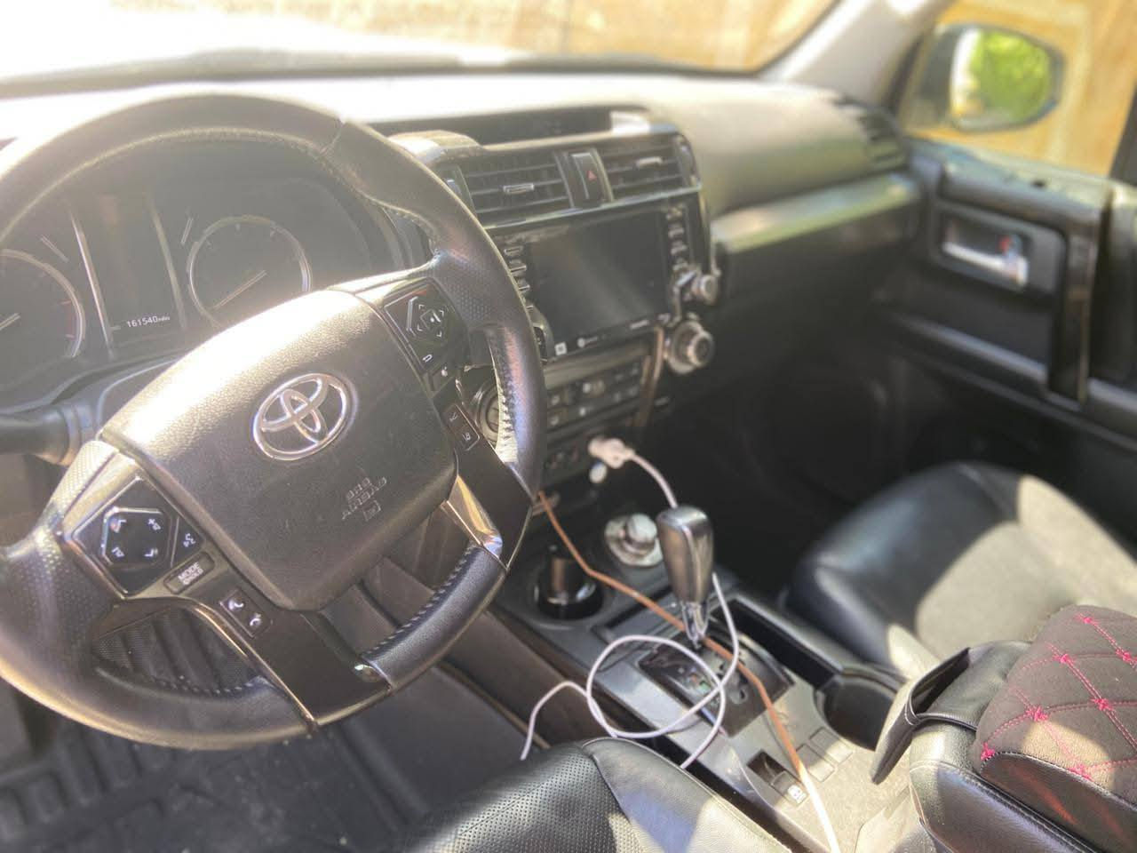 السلام عليكم 
فور رنار موديل 2020 السيارة فول مواصفات اعله فئة لمتد رقم اربيل تحويل أو وكالة 
المواصفات 
1-بصمة تشغيل+بصمة ابواب 
اوتو هولد +تحديد مسار +تبريد كشنات+ رادار +توقف ذاتي +حساسات أمامية وخلفية+حساسات جانبيه +سبعه راكب +لد امامي +كشافات اماميه +كار بلي +نضام جي بي اس + سلايد رووف+كروس سرعة +نضام تزحلق +فورويل +كشنات كهرباء+هوك خلفي 
رقم اربيل  كير ومحرك كفاله سليمات 
حادثها خشم امامي
مكاني بغداد قرب مجمع بسماية
السعر 295 وبيها مجال 
الرقم ***********
