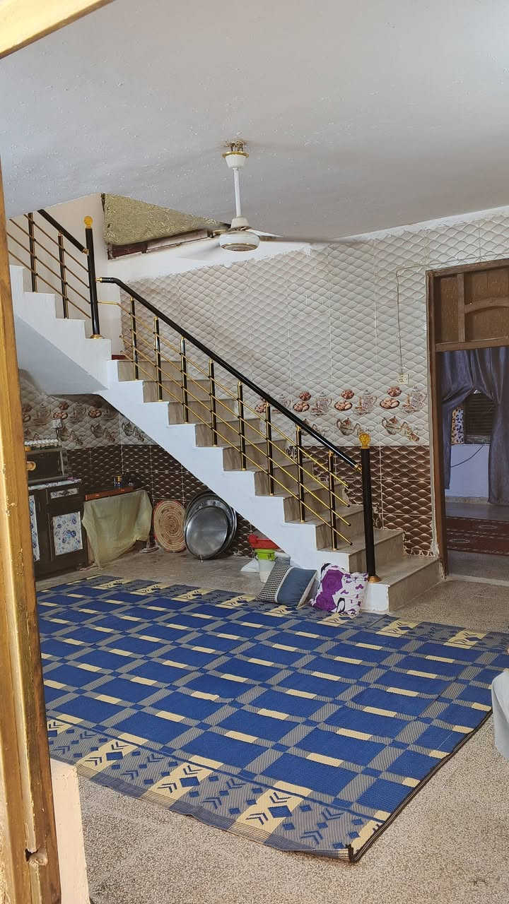 السلام عليكم عندي بيت للبيع مساحة 200 متر / يحتوي البيت على استقبال ومطبخ وغرف عدد 2 + صحيات وترك وبيتونه وسطح + گراج جبير
موقع المكان / بغداد مجمع فدك قرب مجلس البلدي
التواصل على هذا الرقم / ***********
