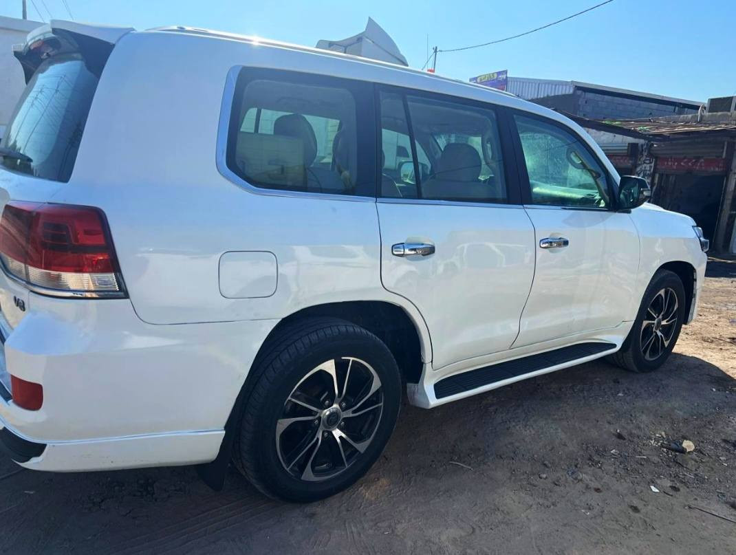 السلام عليكم لاندكروزر 11 (كاز) محدثه 21 داخل وخارج رقم بصره انكليزي. ابسمنه محرك 8سندر سعر 210 مكاني بصره الدير ***********
