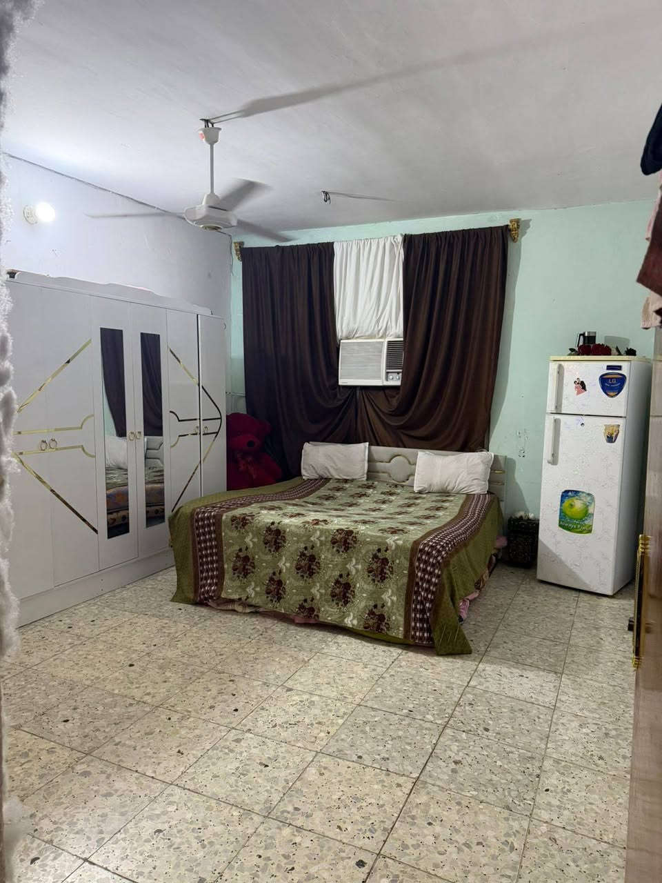 بيت للبيع مساحة 125مترقرب الشيشان مقابيل مدرستين الحديد 3بيت من تدخل الفرع على ايدك اليمنة يحتوي على صالة مطبخ هول غرفة نوم ومخزن ومنور طابقين غرف نوم عدد 2مع ملحقات حمام فوك حمامين جوة خارجي داخلي طرمة السعر 150رقم هاتف***********
